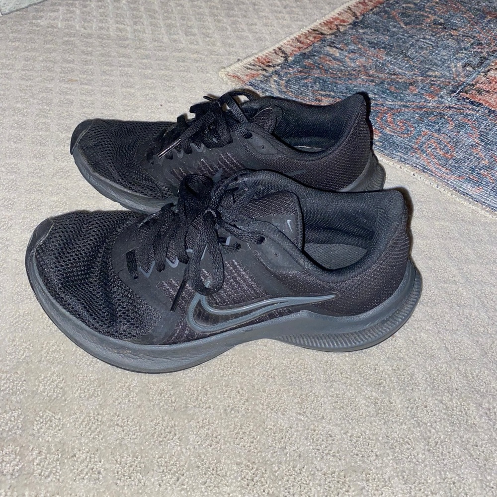 Nike women’s 8 tennis shoes black (size 8)